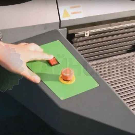 На левой панели принтера расположена кнопка включения и аварийной оставновки, в соотвествии с требованиями регламента таможенного союза