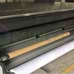 Принтер оснащен системой протяжки рулонных материалов, что позволяет печатать как на листовых, так и на рулонных материалах шириной до 3300мм