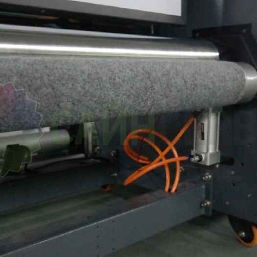 Принтер оснащен системой валов, натягивающих материал перед смоткой, это обязательная функция, необходимая для комфортной печати на натяжных потолках уже включена в комплектацию