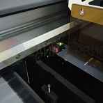 Под балкой привычно для APEX установлен лазерный датчик высоты материала, который автоматически измеряет толщину материала и изменяет высоту балки с кареткой