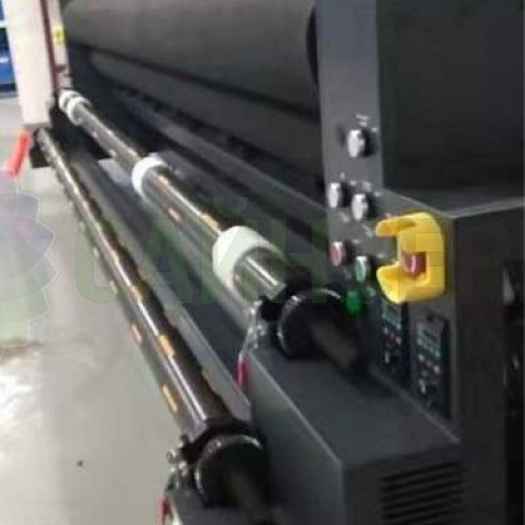 Рулонный печатный модуль вынесен на переднюю панель станка, система реализована по технологии roll-to-roll, что является стандартом для профессиональных станков рулонной УФ печати.