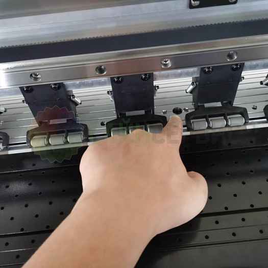 Печатный вакуумный стол - с тефлоновым покрытием. Резиновые прижимные ролики с минимальным расстоянием между ними