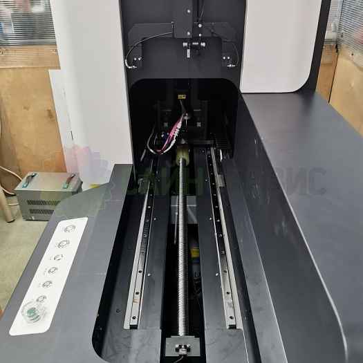 Изделия загружаются в устройство вращения снаружи, готовые для печати изделия автоматические заежают в печатный шкаф и выезжают по готовности