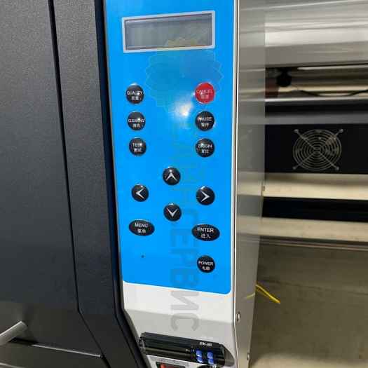 Функциональная панель управления объединяет и кнопки быстрого вызова часто востребованных процедур и контроллеры нагрева печатного стола