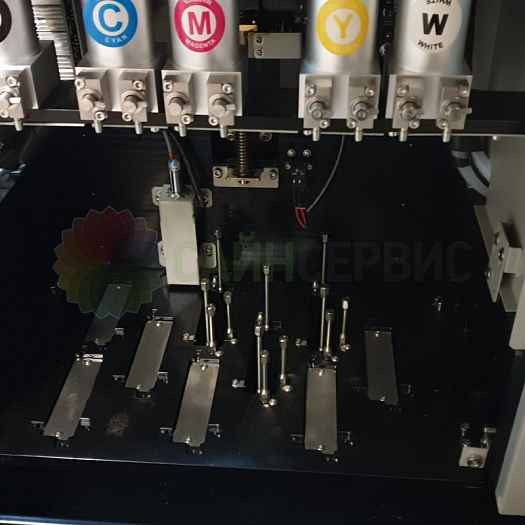 Печатная каретка позволяет установить до 9 печатающих головок, в схеме CMYK+CMYK+W до 48 кв.м/час