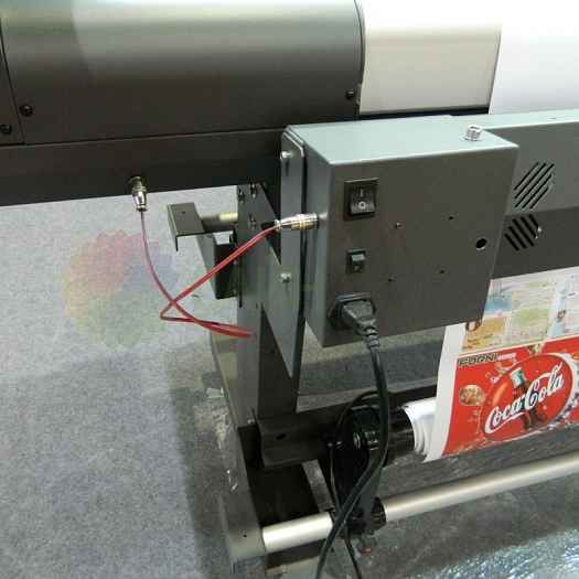 Сушка с обдувом горячим воздухом автоматически включается во время печати, и отключается после печати