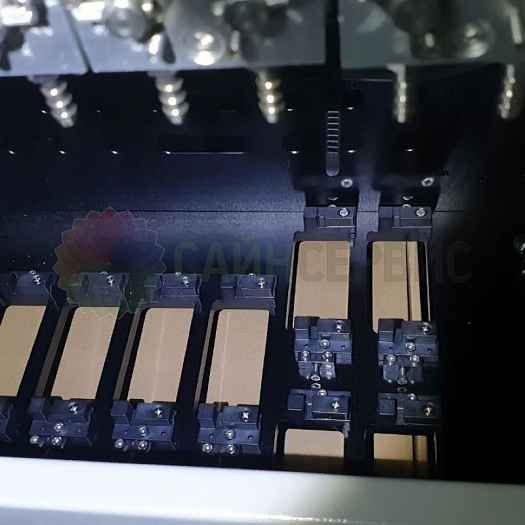 Каретка оснащена посадочными местами под 8 головок - для печати в один проход цветовой схемы CMYK+2W(белый)+2V(лак)