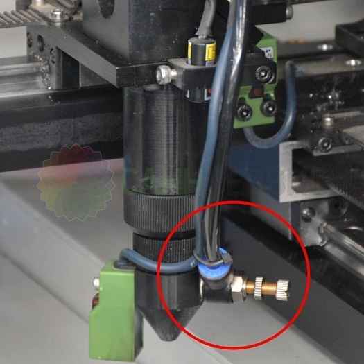 К соплу лазерной головки подведен обдув, возможно подключение компрессора до 8 Атм, для идеально чистого реза без нагара