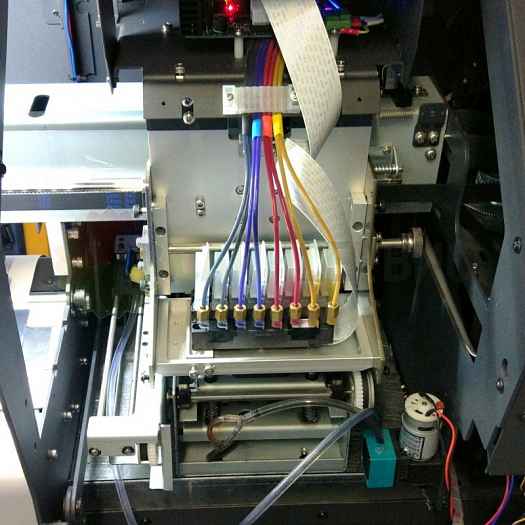 Релизован на печатающей головке Epson DX-5, с парковочной системой лифтового типа, обеспечивает качество печати 1440 dpi и максимальный срок службы голов до 5 лет