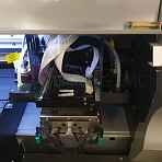 Печатающие головки стоят в два ряда, или для печати белой подложки и цвета в один проход, или для скоростной печати CMYK в 2 головки