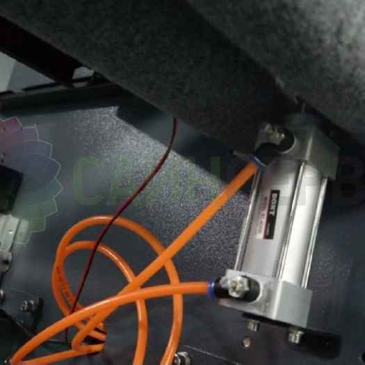 Чтобы упростить  зарядку материала, по станку уже проложены трубки пневмосистемы, подключены компрессор и пневмоприводы