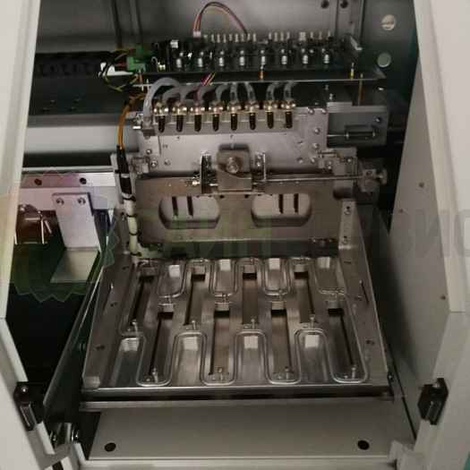 Печатающая каретка принтер Alfa SP3300 KMi предусматривает установку двух рядов печатающих головок в шахматном порядке, в максимальной комплектации развивает скорость печати 220 кв.м/ч.